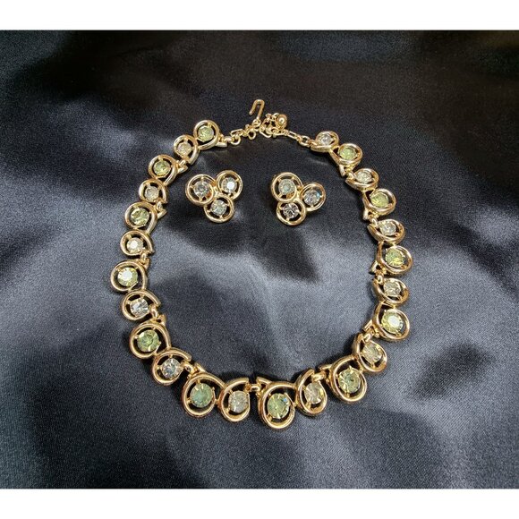 Vintage Trifari Olive Rhinestones Gold-Tone Necklace & Earrings Set With Green & - Picture 4 of 4